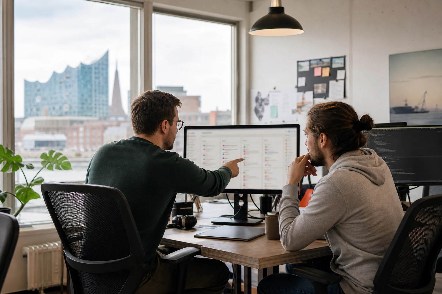 W-8BEN-E für Upwork-Agenturen — ein kleines Software-Studio-Büro in Hamburg, ein Team bespricht ein Projekt-Board an einem gemeinsamen Monitor mit einem Upwork-Vertragsdashboard