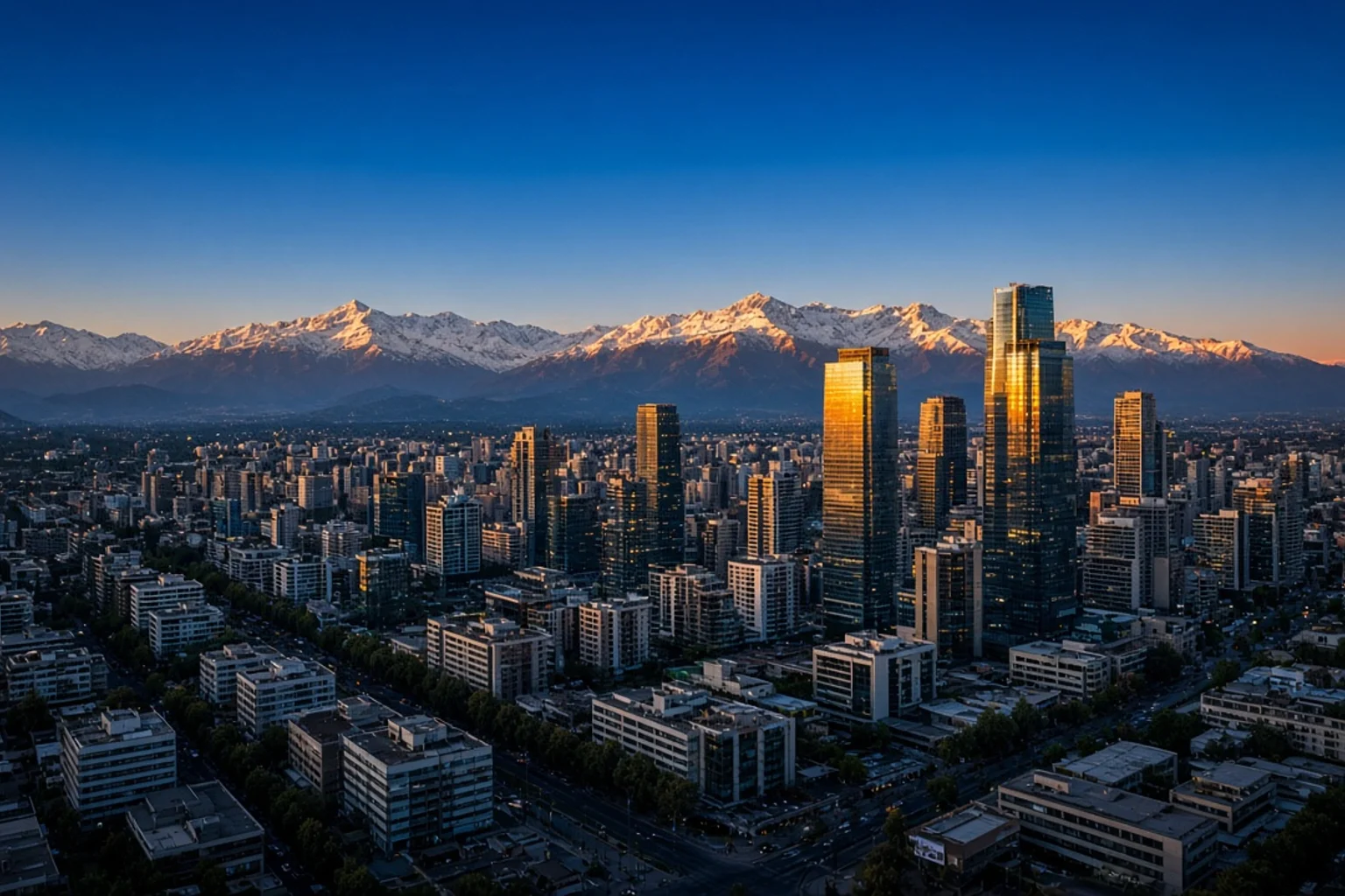 Horizonte de Santiago con la cordillera al atardecer, sin personas, no people, no readable text, no screens