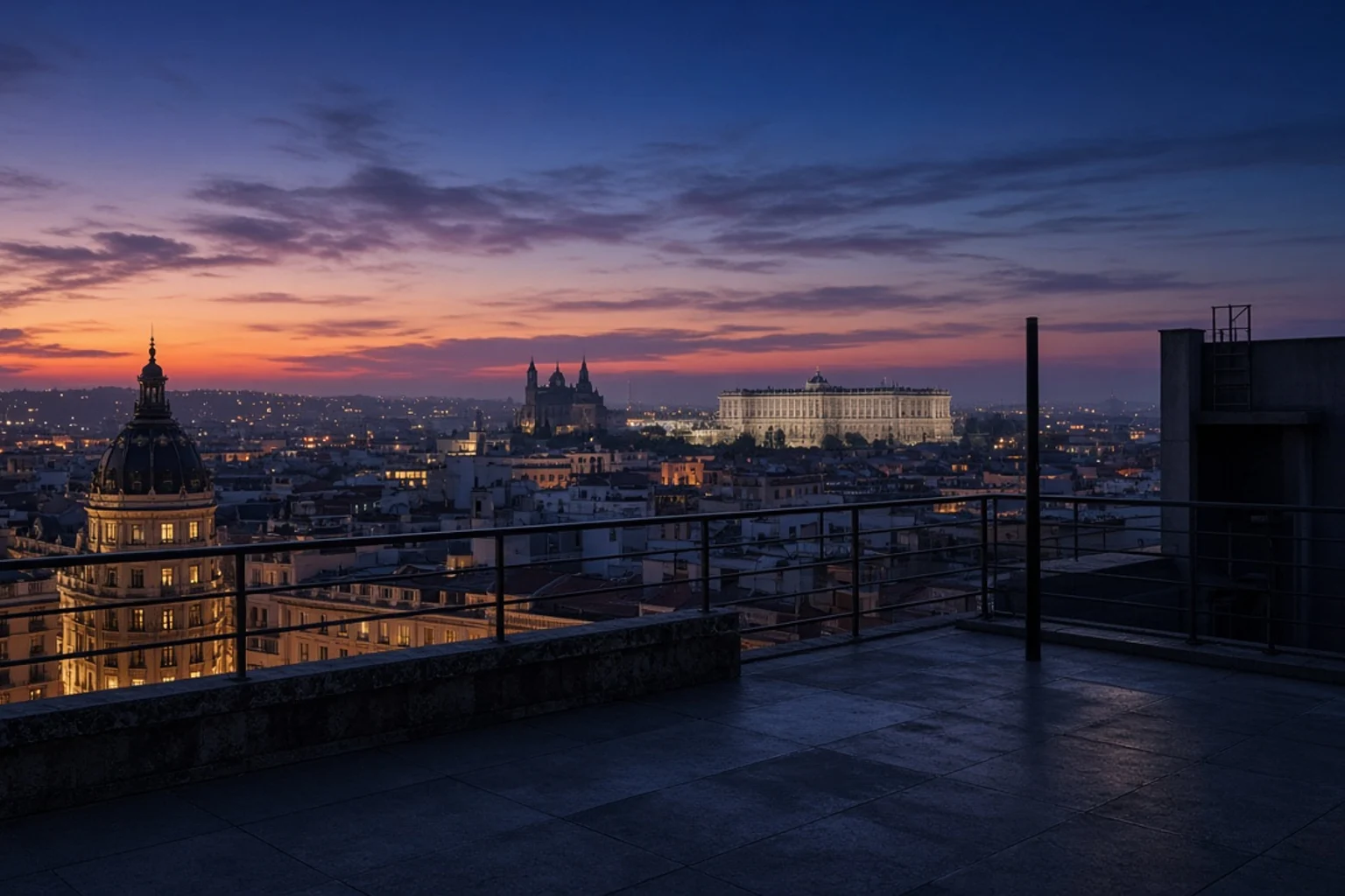 Skyline de Madrid al atardecer visto desde una azotea, sin personas, sin texto legible, sin pantallas